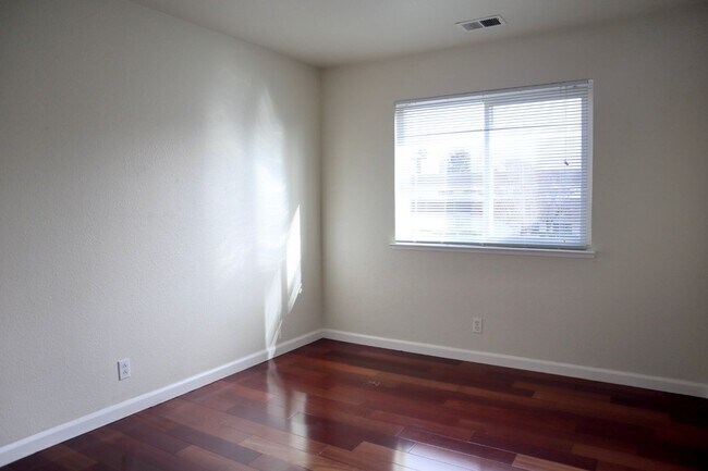 Building Photo - Beautiful 5-Bedroom Home in the Northgate ...