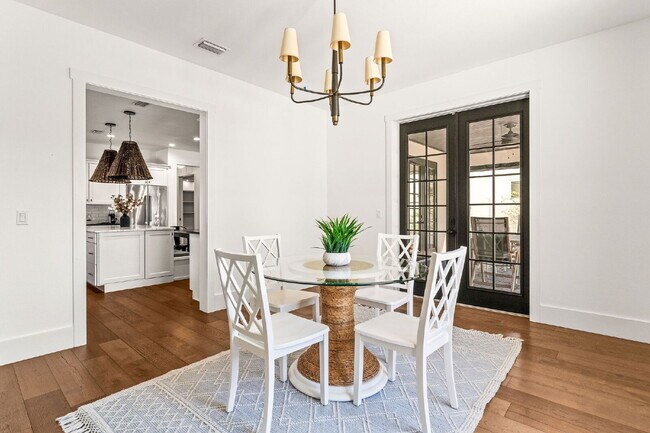 Building Photo - Experience Elegance and Comfort: Spacious ...