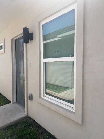Building Photo - 904 E la Cantera Ave