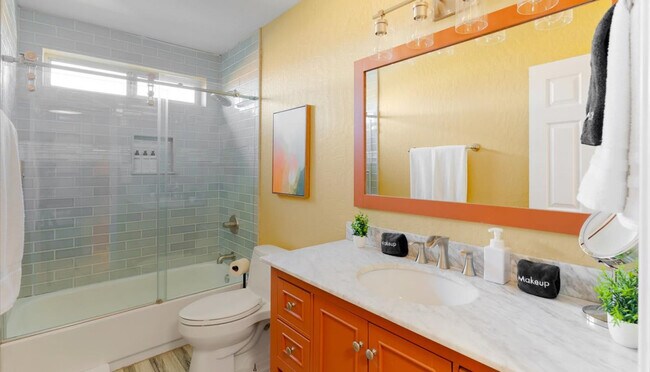 Building Photo - 2431 E Laurel St