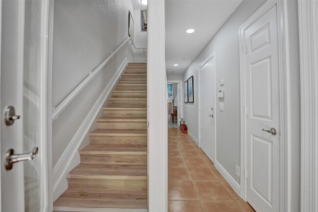 Building Photo - 617 SW 2nd Dr