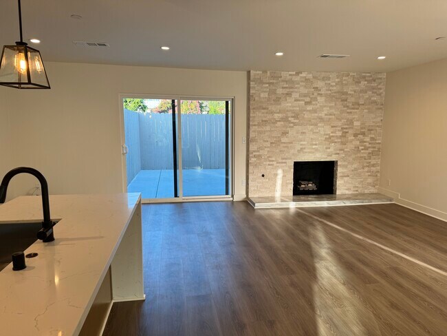 Building Photo - 10434 Baird Ave