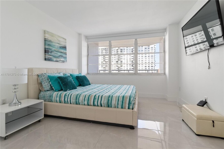 Building Photo - 18081 Biscayne Blvd