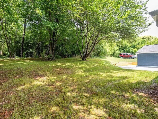 Building Photo - 2 Bedrooms • 2 Full Bathrooms • ~1,254?sq?ft • ~0.34-acre lot