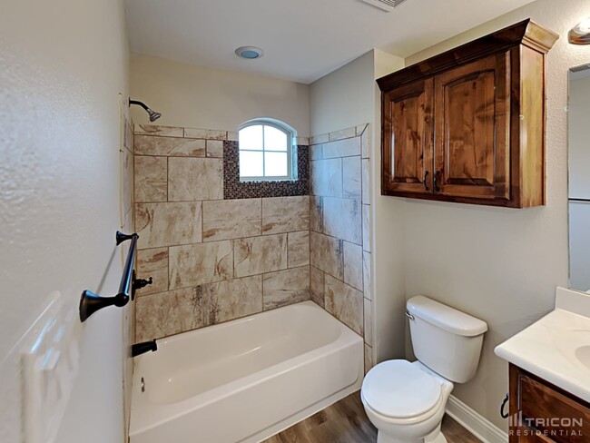 Building Photo - 2021 Bay Laurel Dr