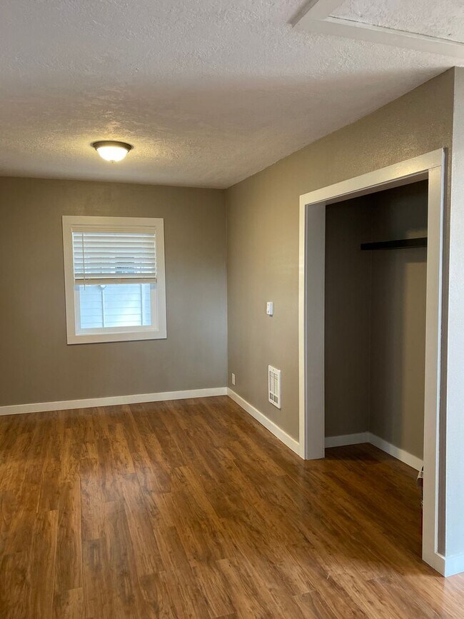 Building Photo - 20th St SE Duplex