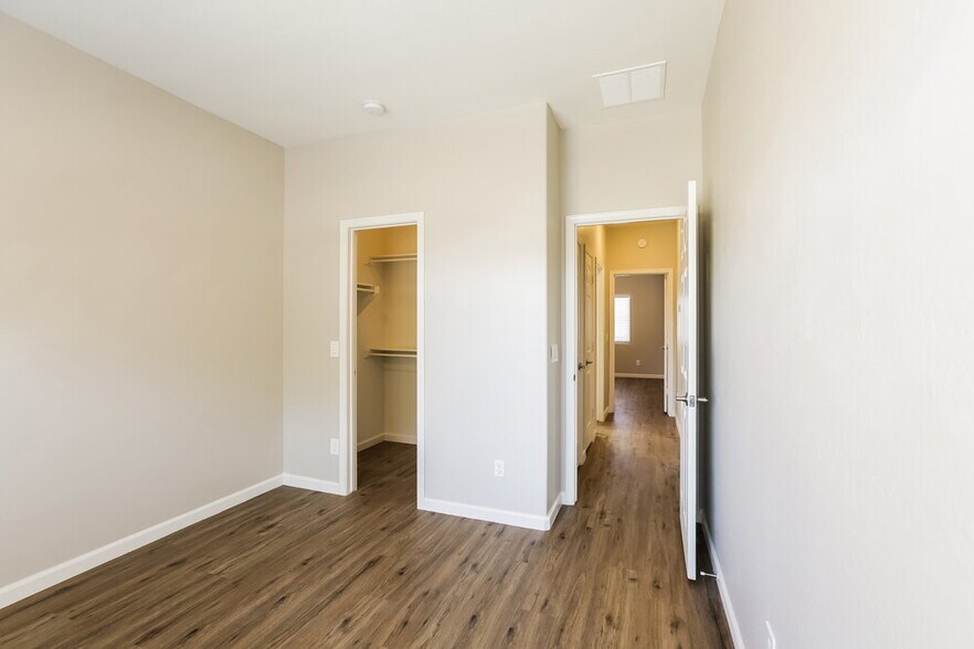 Building Photo - 5305 S 52nd Dr