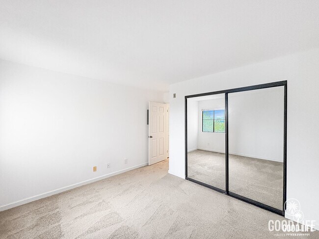 Building Photo - Move-In Ready Condo Overlooking The Height...