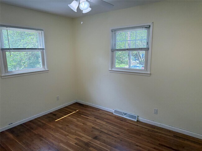 Building Photo - 102 Putnam Rd