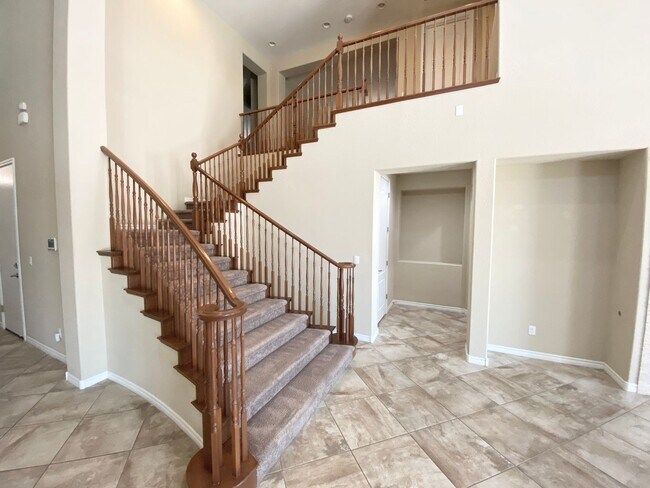Building Photo - 4/BD 3.5/BA Spacious Home in Gated Communi...