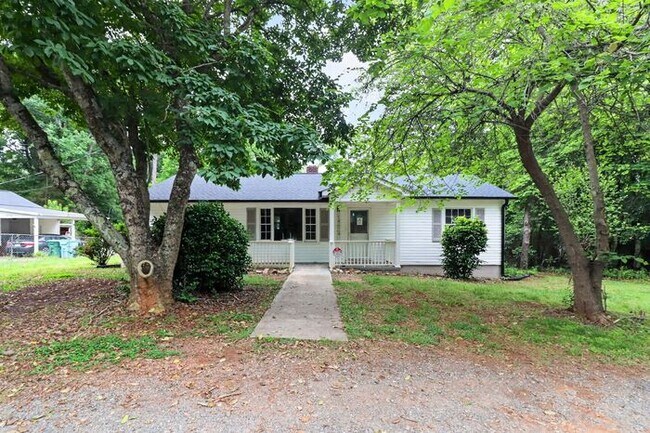 Building Photo - 3BD/2BA Single Family Home on Large Lot!