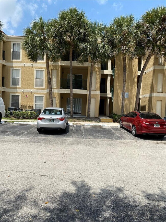 Building Photo - 733 Riverside Dr