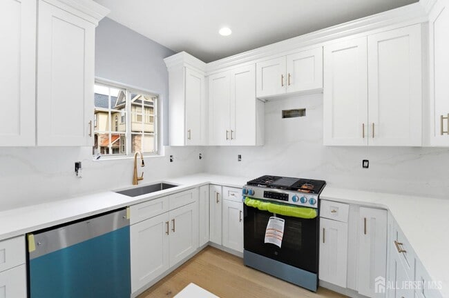 Building Photo - 704 Green Ln