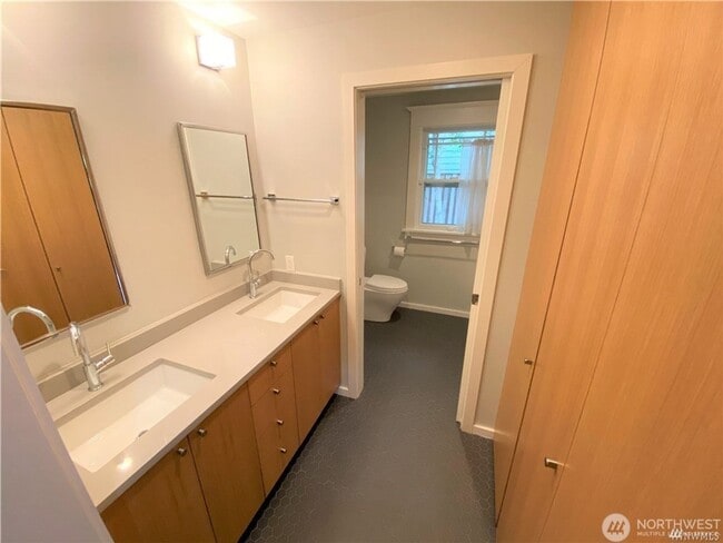 Building Photo - 4bd/2ba Seattle House