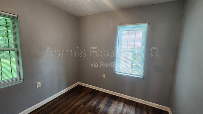 Building Photo - 248 Rosser St SW