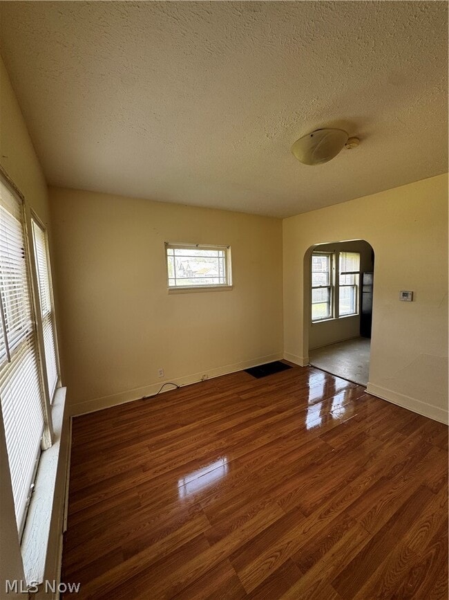 Building Photo - 860 Biruta St