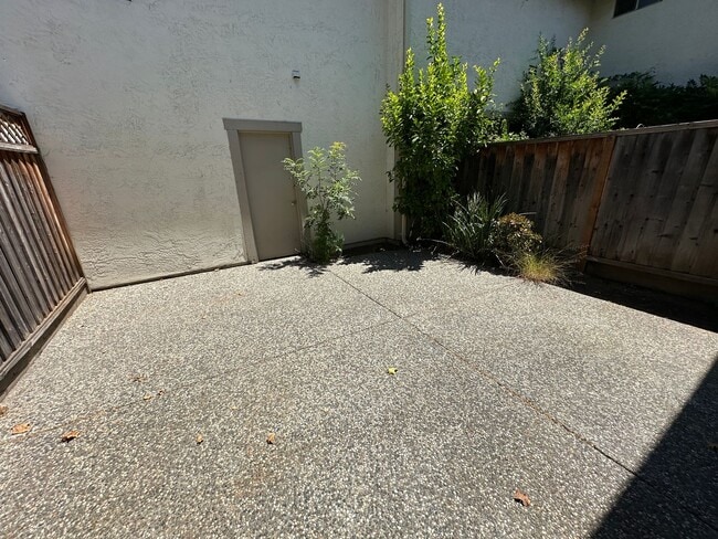 Building Photo - Townhouse 2 bedroom, 2.5 bath, washer/drye...