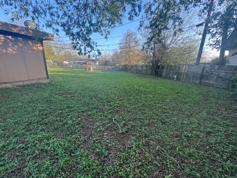 Building Photo - 5000 Cottonwood Cir