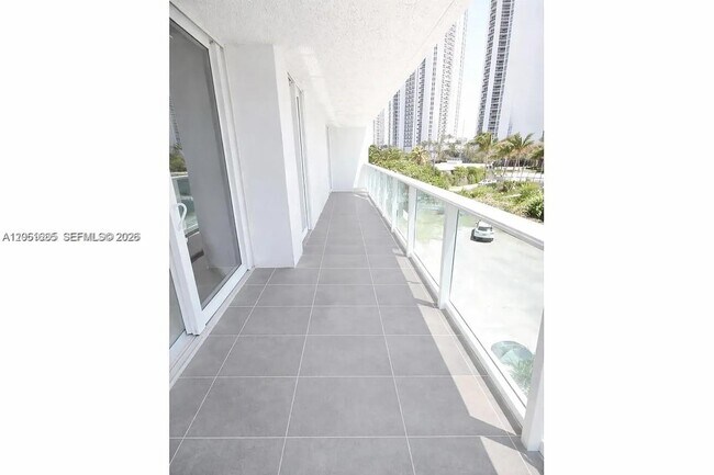 Building Photo - 100 Bayview Dr