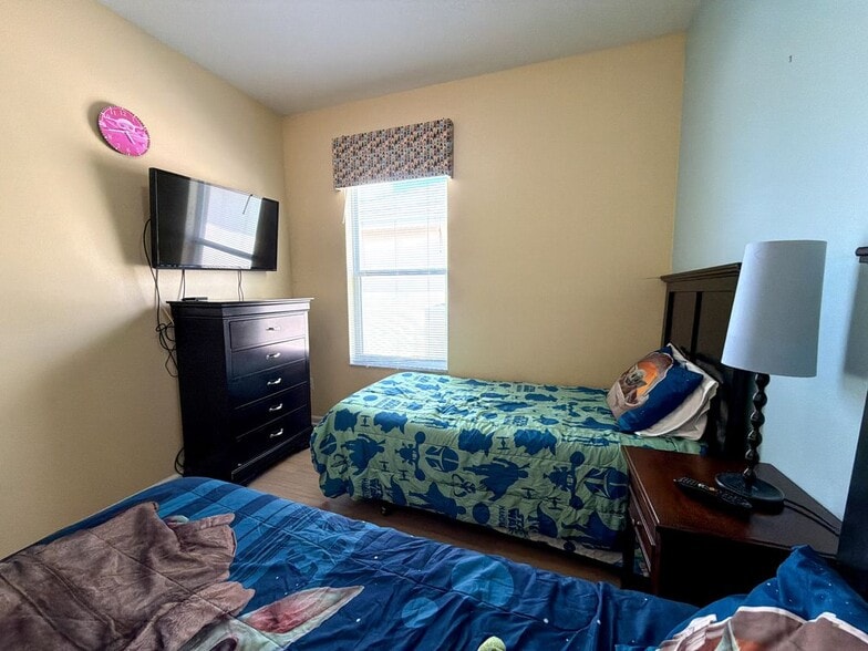 Building Photo - 8127 Fan Palm Way