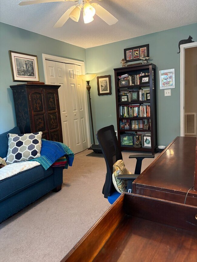 Building Photo - Large, private home in Rivercliff