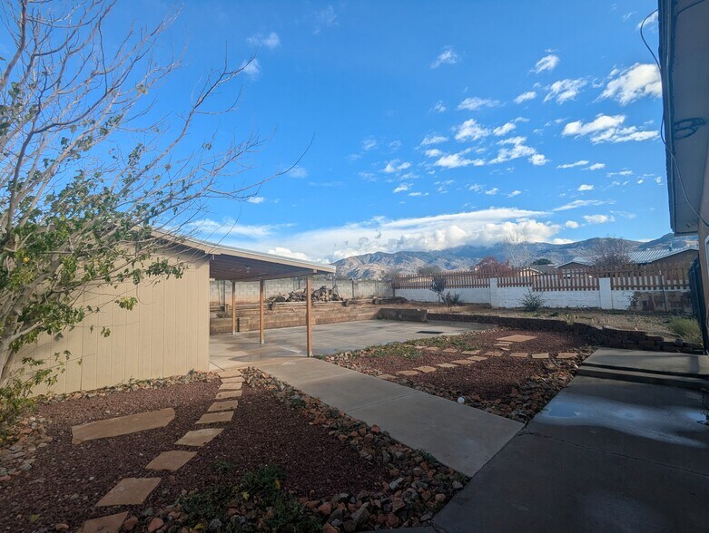 Building Photo - 11213 Chico Rd NE