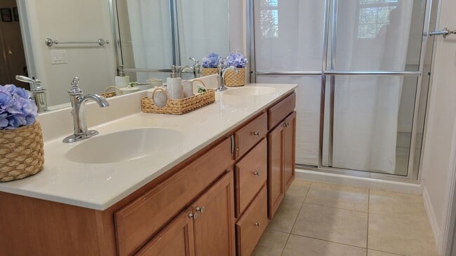 Building Photo - SEASONAL ONLY  3 bedroom, 2 1/2 bath townh...