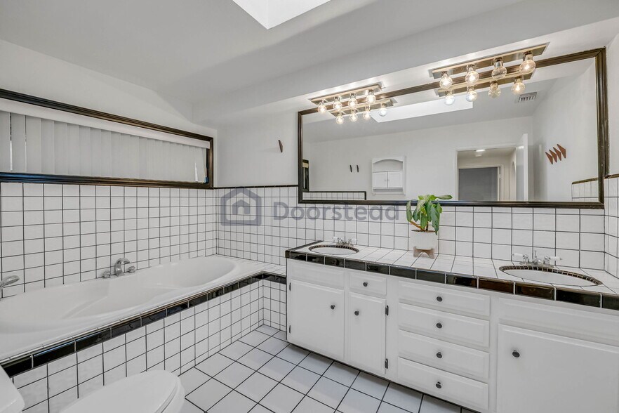 Building Photo - 5368 Calatrana Dr