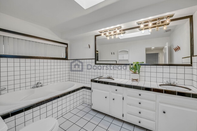 Building Photo - 5368 Calatrana Dr