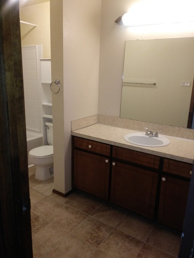 Building Photo - Spacious 2 Bedroom 1 bath with washer & dryer.