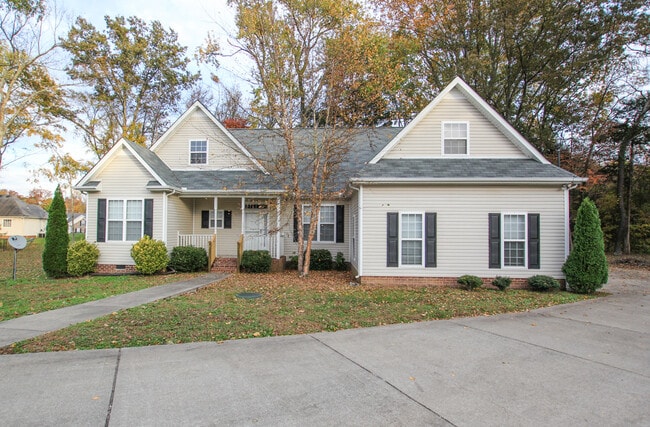 Primary Photo - Main level living in Murfreesboro!
