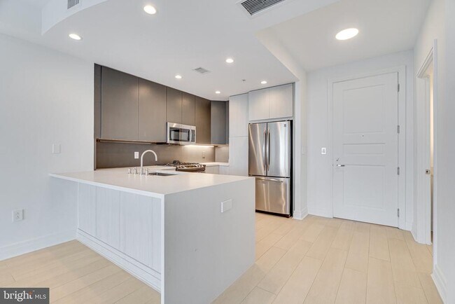 Building Photo - 8220 Crestwood Heights Dr