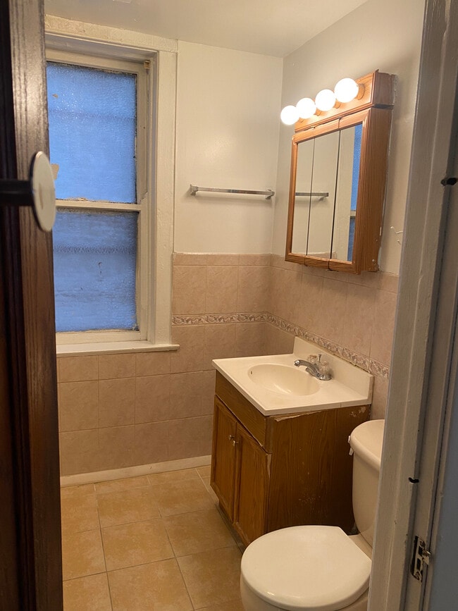 Building Photo - 866 W Buckingham Pl