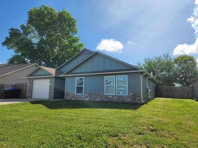 Building Photo - Like new 4BR, 2BTH with att gar and over 1500sq ft!