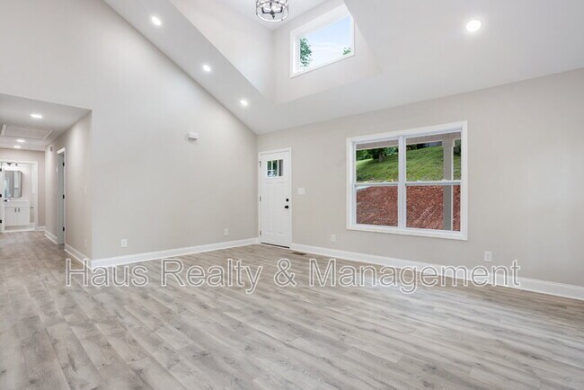 Building Photo - 105 Jay Cir