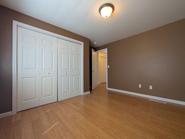Building Photo - Spacious 3-Bedroom, 2.5-Bath Townhouse Near Churchill In Eugene!