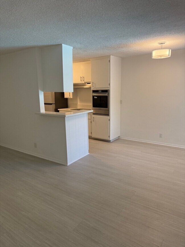 Building Photo - 310 S Sherbourne Dr