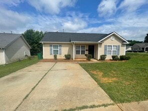 Building Photo - This cozy 3 bed 2 bath ranch home is on a corner lot in the Todd Park neighborhood