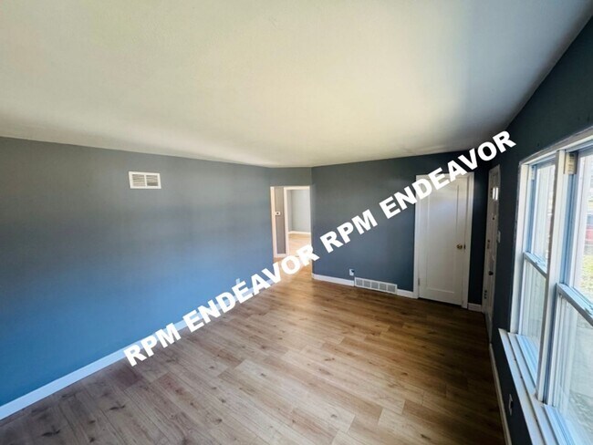 Building Photo - 2-Bed Home with Flex Room + New Appliances!