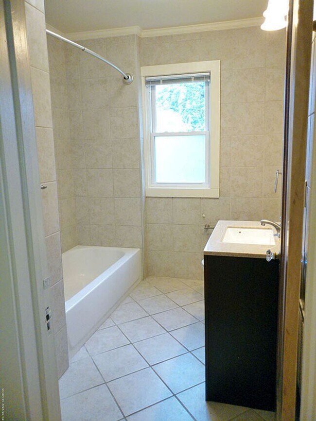Building Photo - Available 6/1/26 Newly Renovated Spacious ...
