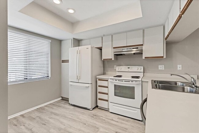 Building Photo - 7866 Eagle Creek Dr