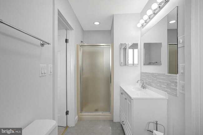 Building Photo - 2031 Hillside Dr