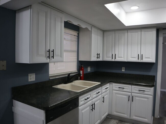 Building Photo - 4 BEDROOM 2 Bath  Pool Home!  Call Carole Arcaro 386-216-4900 Deltona Lakes Realty