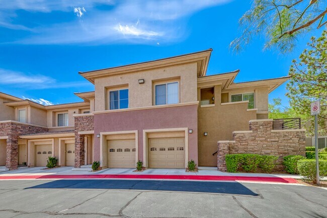 Building Photo - Beautiful Summerlin townhome, 3 bed, 2.5 bath, on 1st floor.