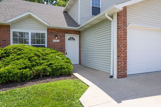 Building Photo - 304-306 Dads Way