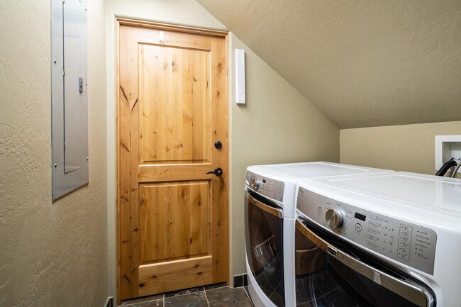 Building Photo - 4 Full Moon Rd