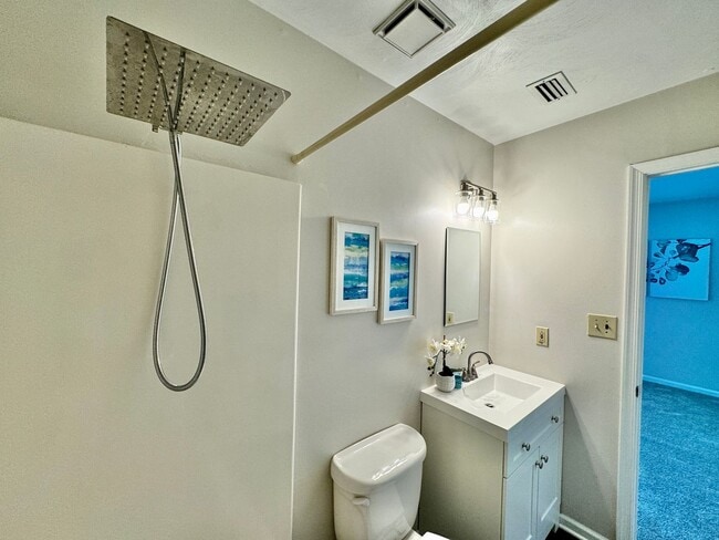 Building Photo - Completely Updated & Ready NOW! New Floori...