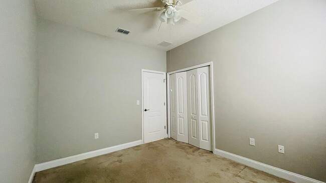 Building Photo - Stunning and Spacious  4/2 plus BONUS ROOM...