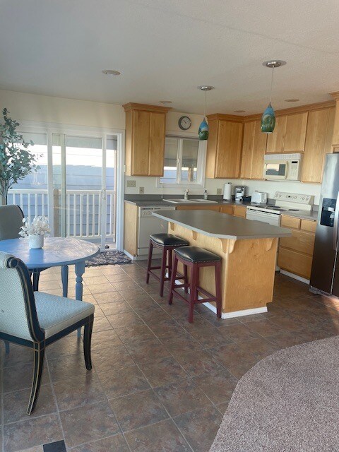 Building Photo - 257 SW Ebb Ave