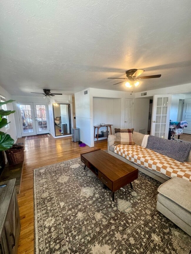 Building Photo - Charming 3 Bedroom in Knob Hill with views of Pikes Peak